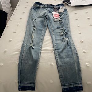 Hot kiss Woman’s ankle cut skinny jeans Size 5